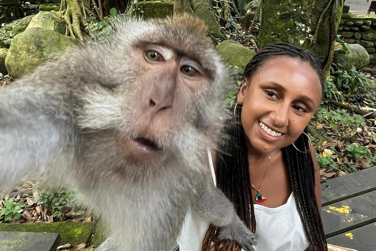 žena stojící vedle opice