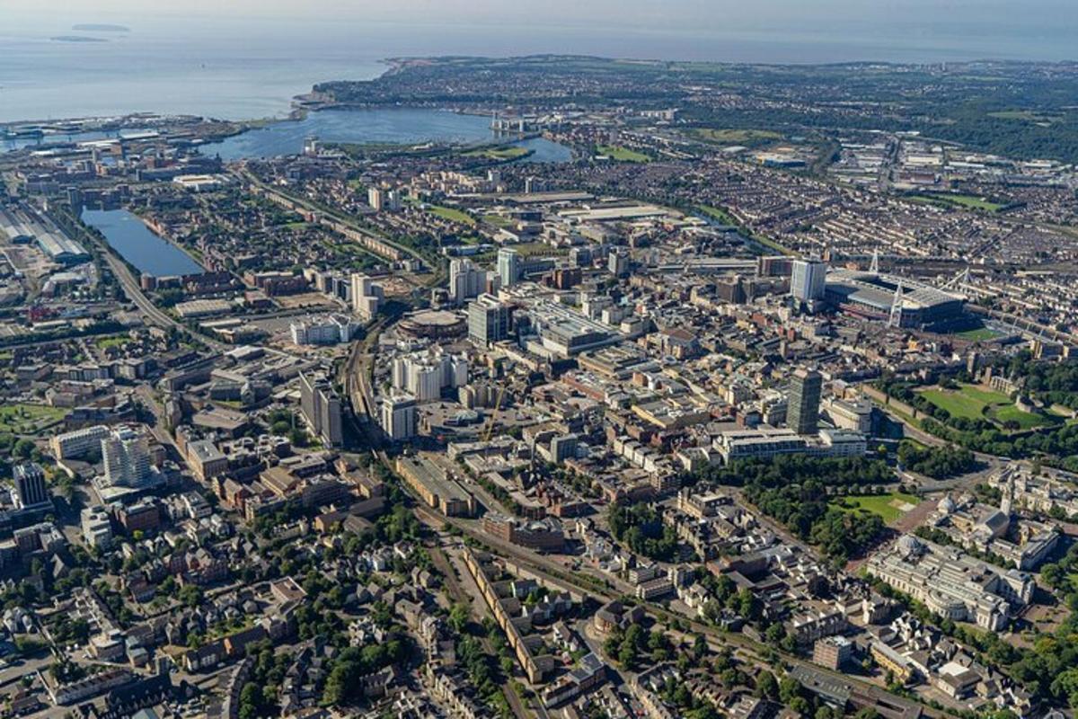 une vue aérienne d'une ville avec une rivière