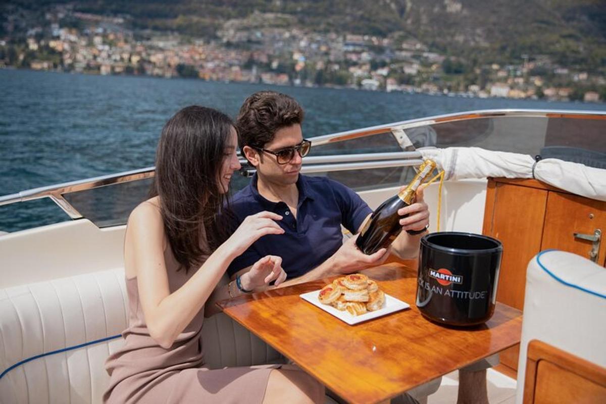Un hombre y una mujer sentados en una mesa en un barco.