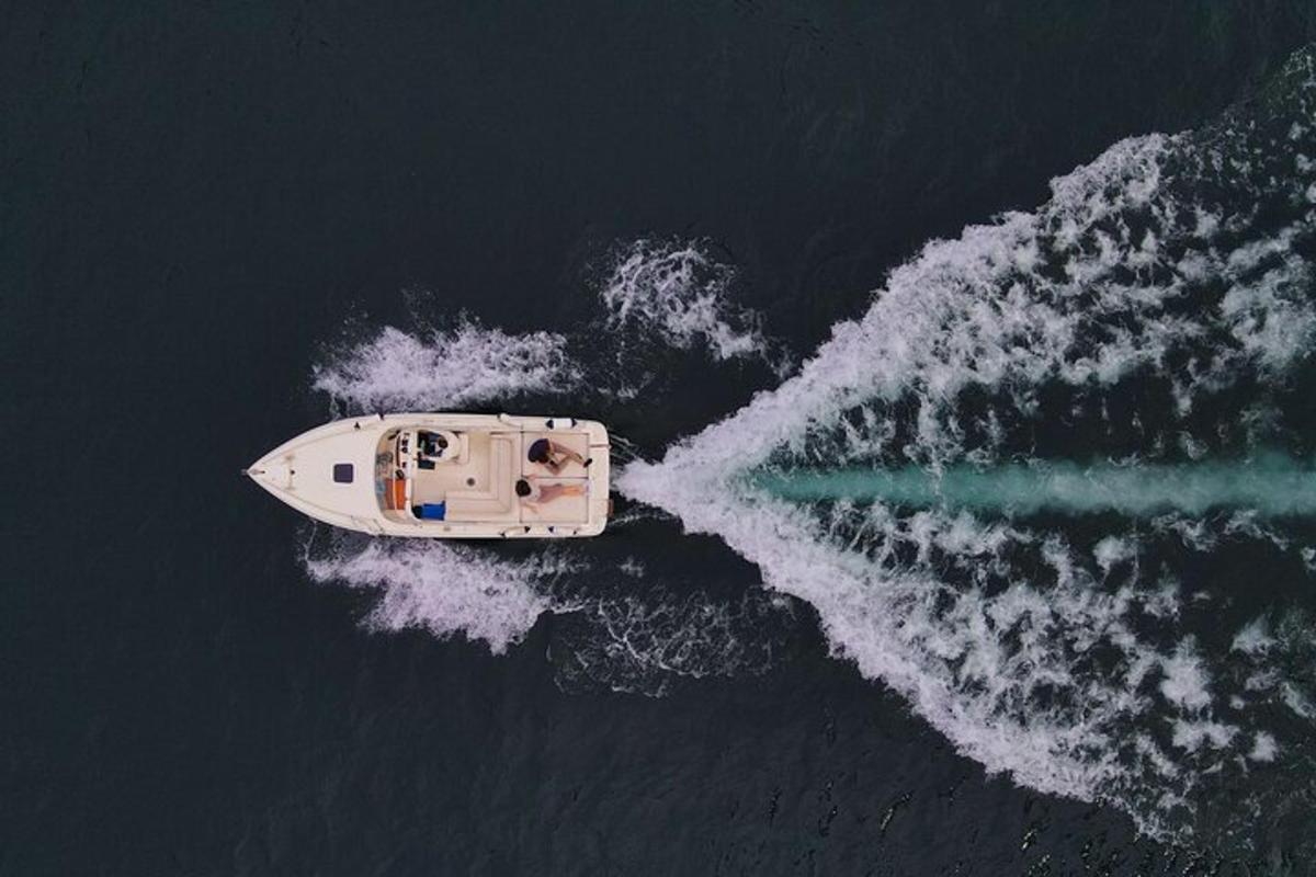 una vista aérea de un barco en el agua