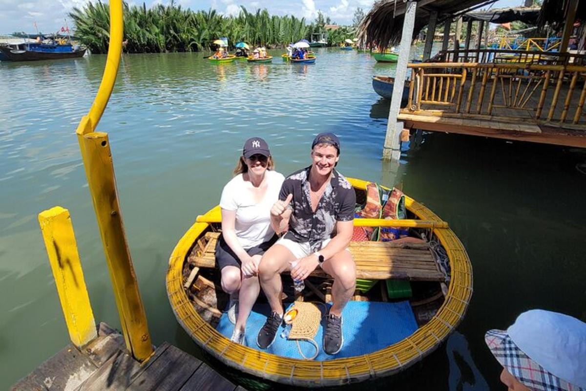 due donne sedute su una piccola barca sull'acqua