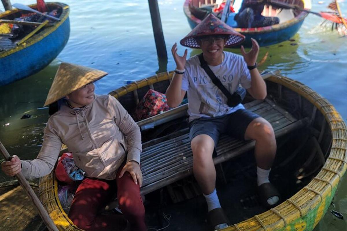 duas pessoas sentadas em um barco na água