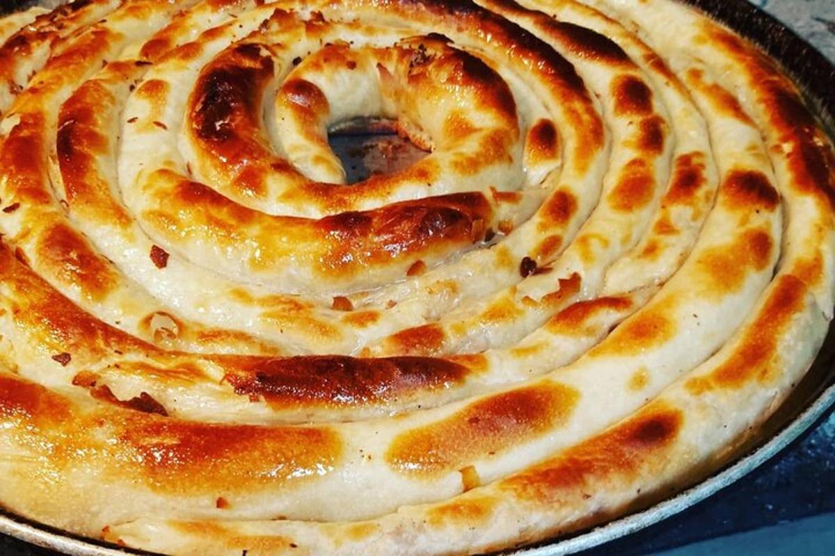 eine Nahaufnahme einer Käsepizza in einer Pfanne