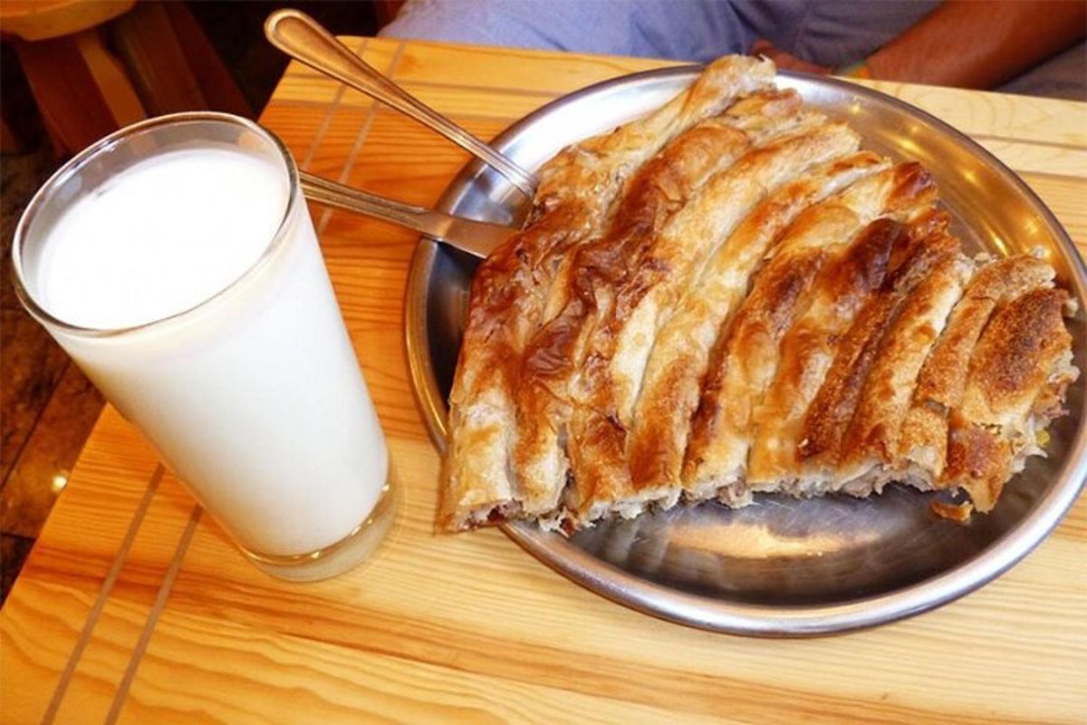 ein Teller Kuchen und ein Glas Milch auf einem Tisch