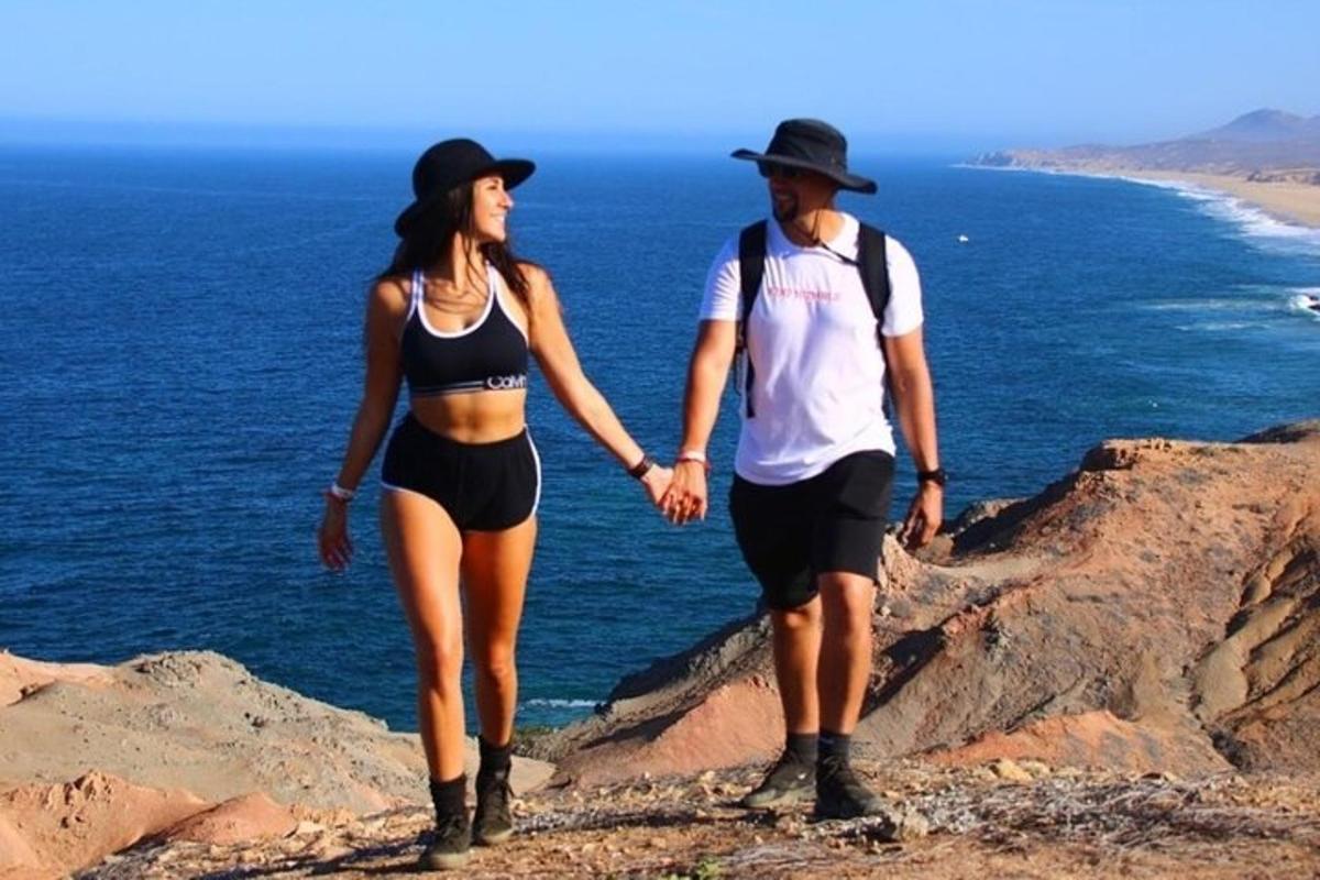 karl og kona standa á fjallstindi