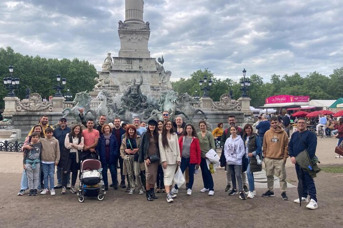 un groupe de personnes debout devant une fontaine