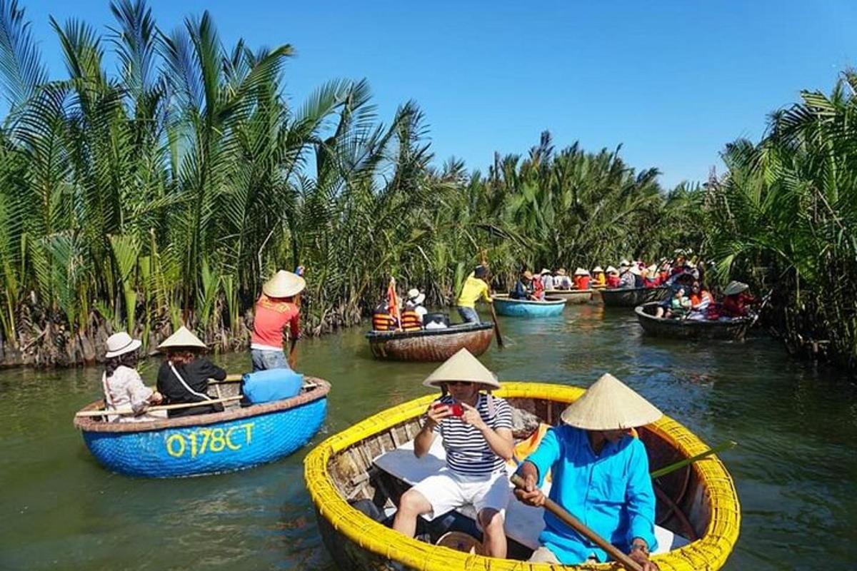 un grup de persones en barques en un riu