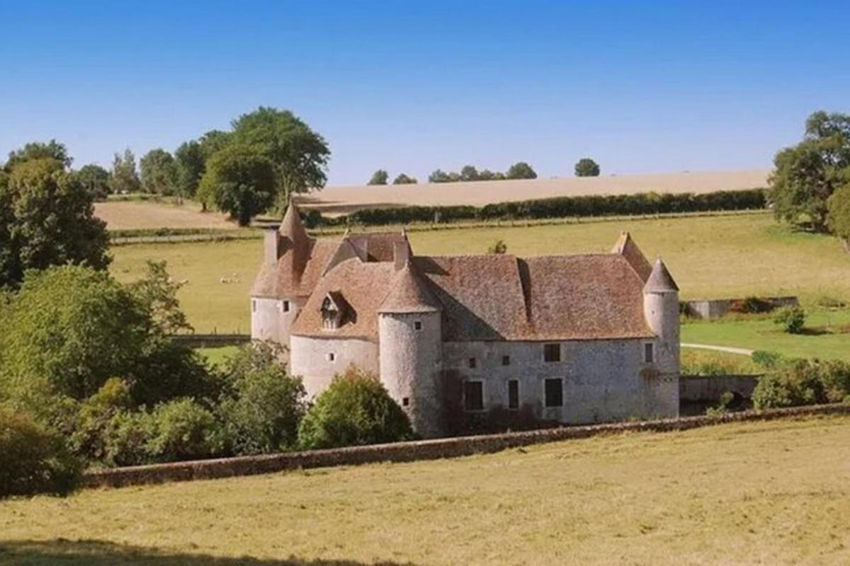 an old house in the middle of a field