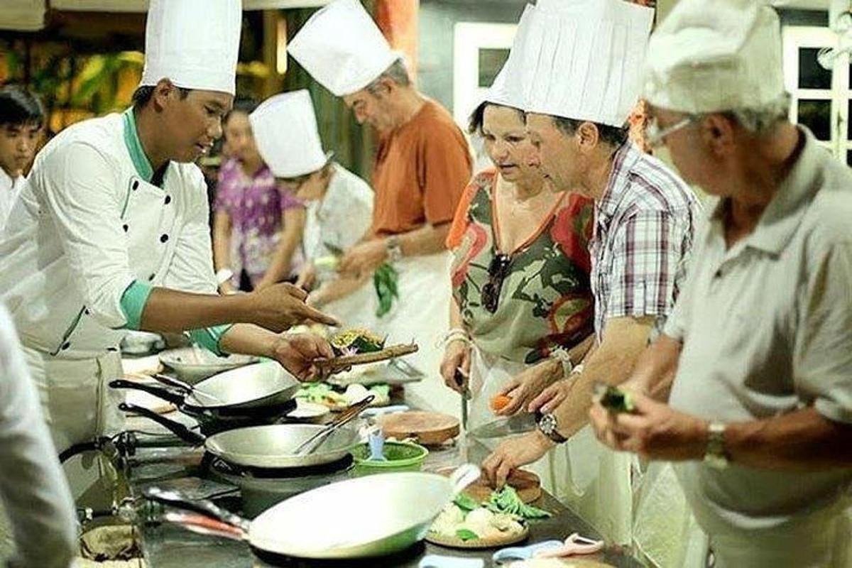 un gruppo di persone in cucina che preparano il cibo