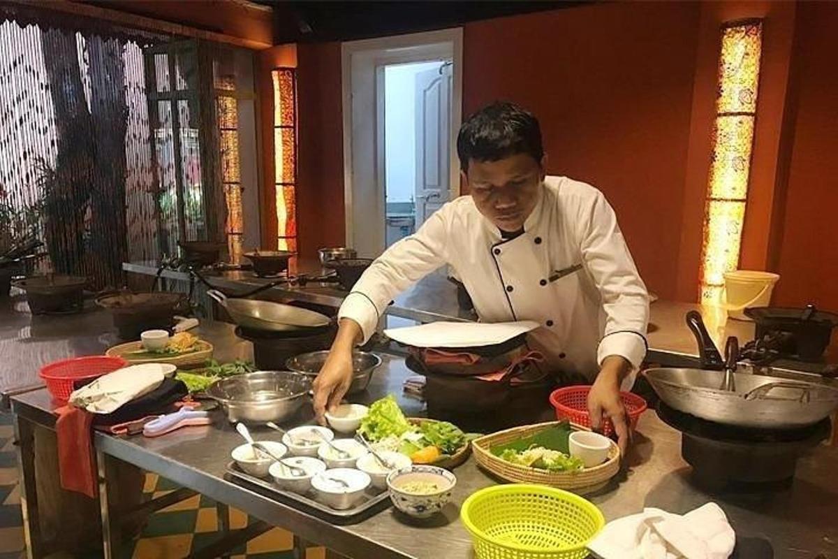 un uomo in piedi in una cucina che prepara il cibo