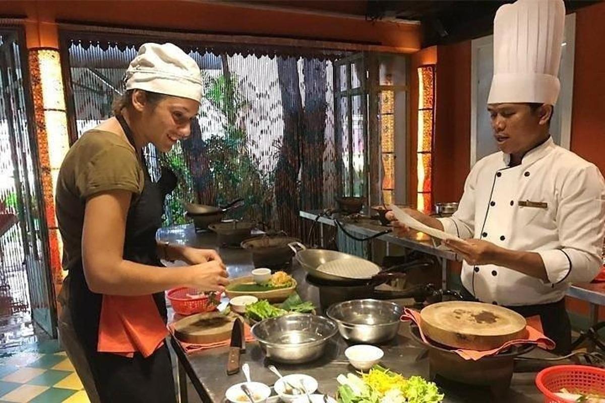due persone in piedi in una cucina che preparano il cibo