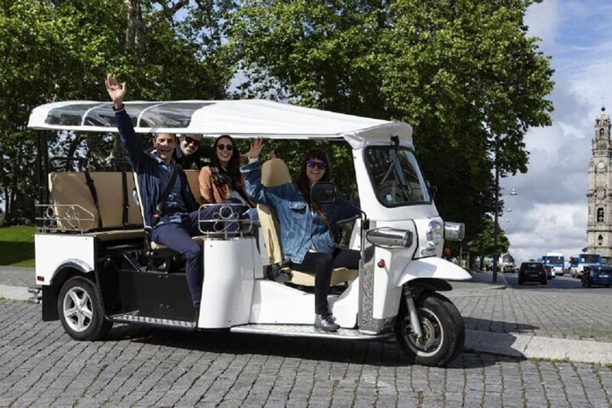 skupina lidí jedoucích v golfovém vozíku