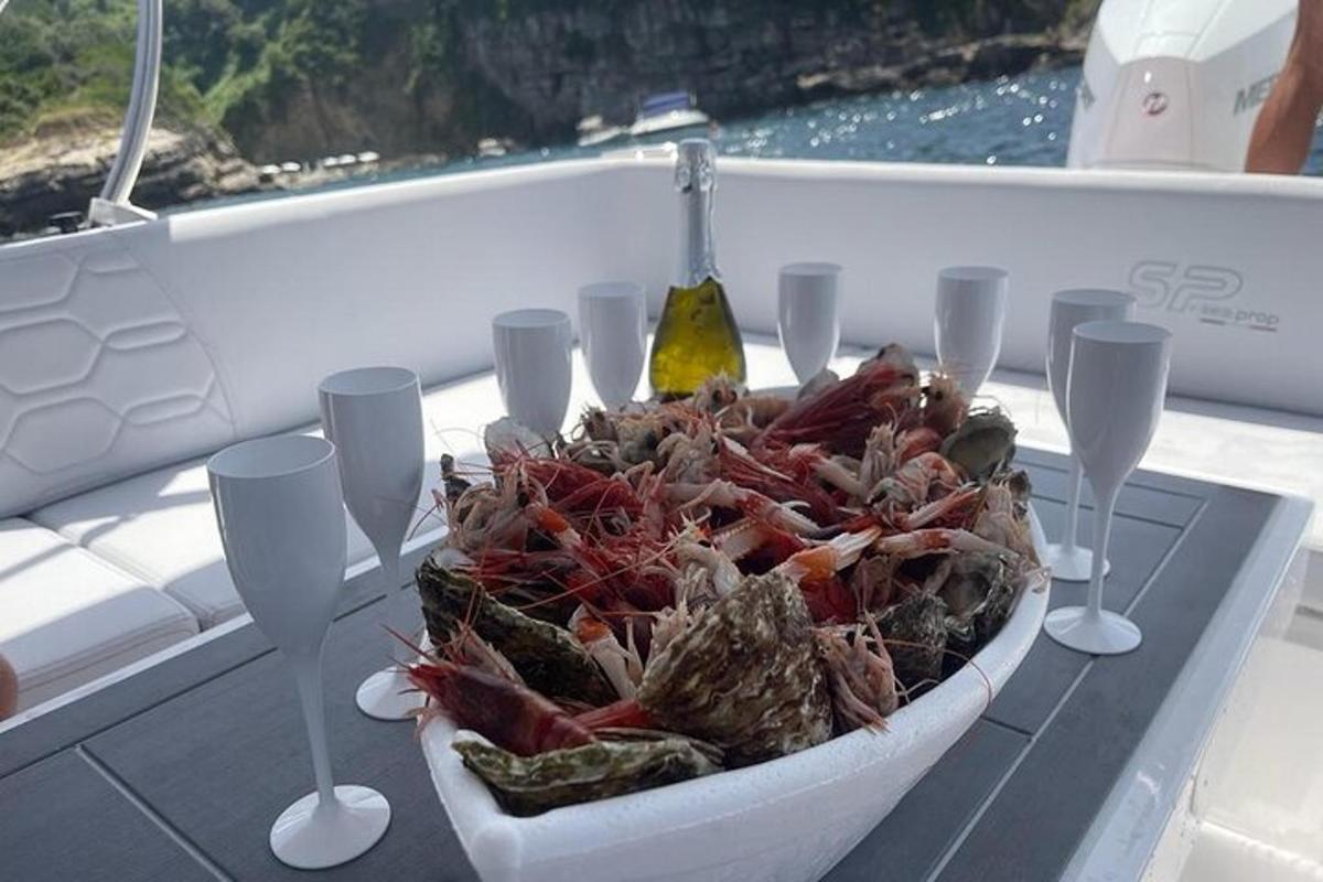 krožnik jastogov na čolnu z vinskimi kozarci