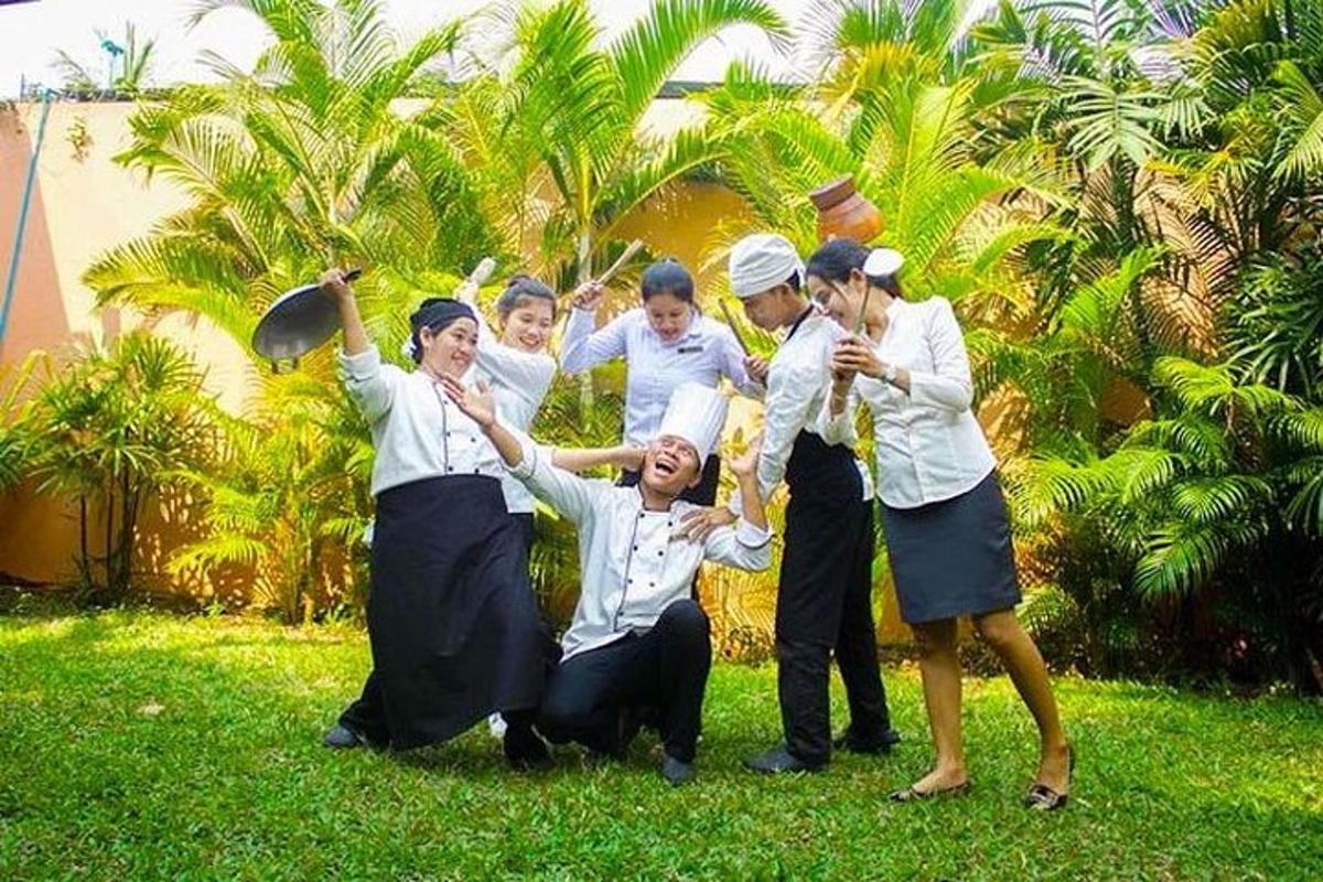 isang grupo ng mga tao ang nagpapa-picture