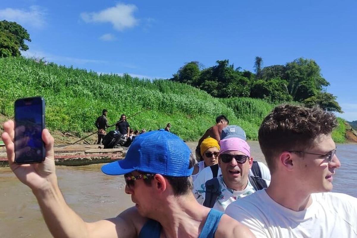grupp mehi jõel parvel pilti tegemas