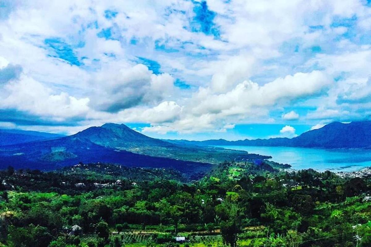 pemandangan lembah dengan tasik dan gunung