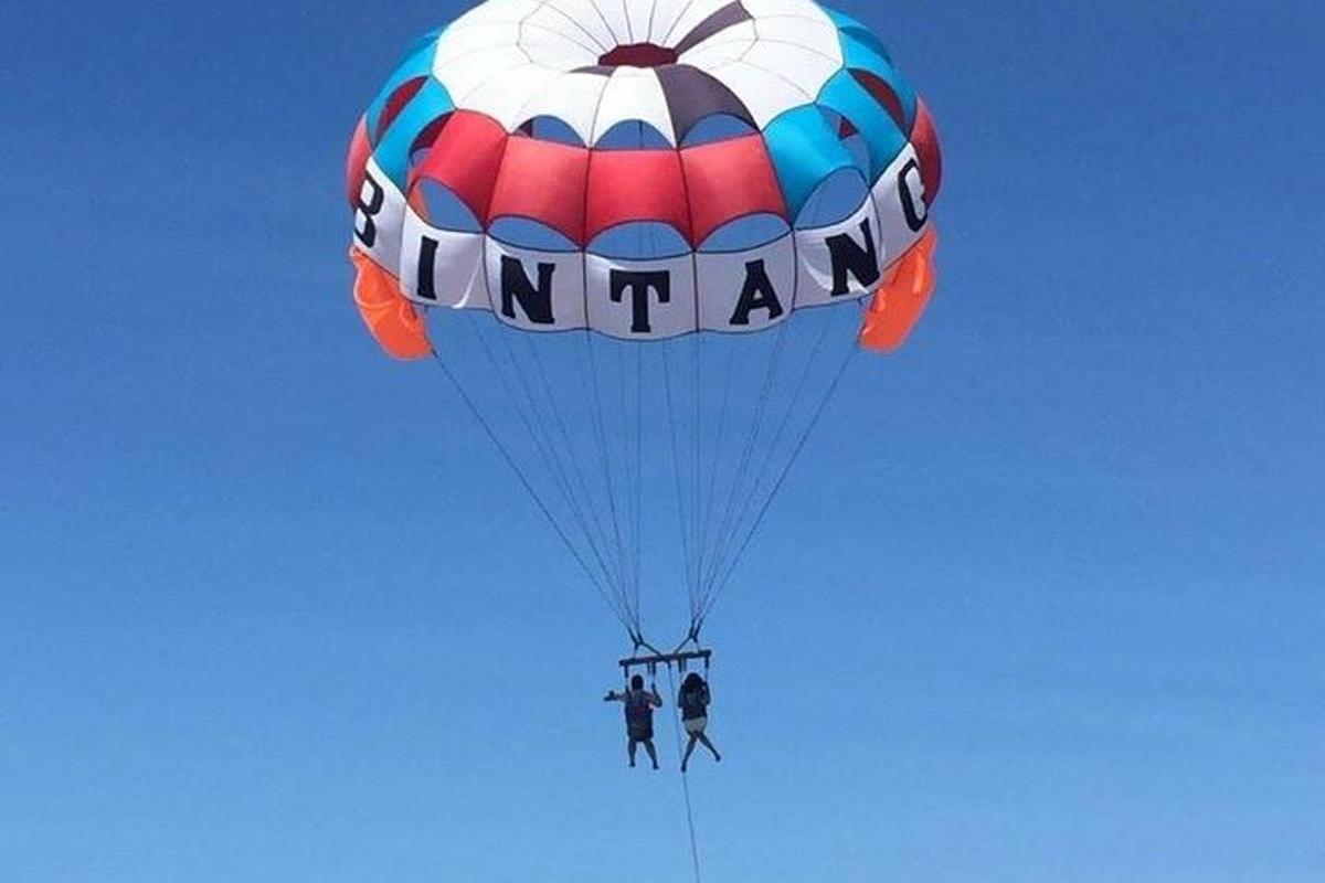 due persone stanno cavalcando un paracadute nel cielo