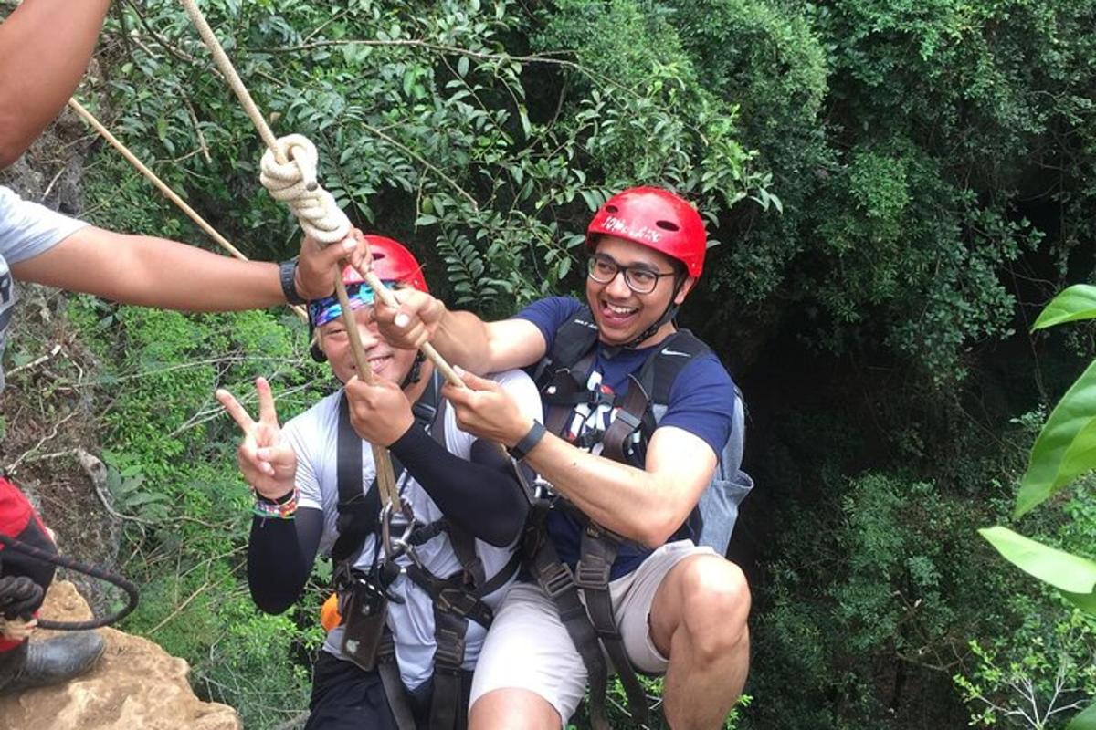 dua orang berzip di dalam hutan