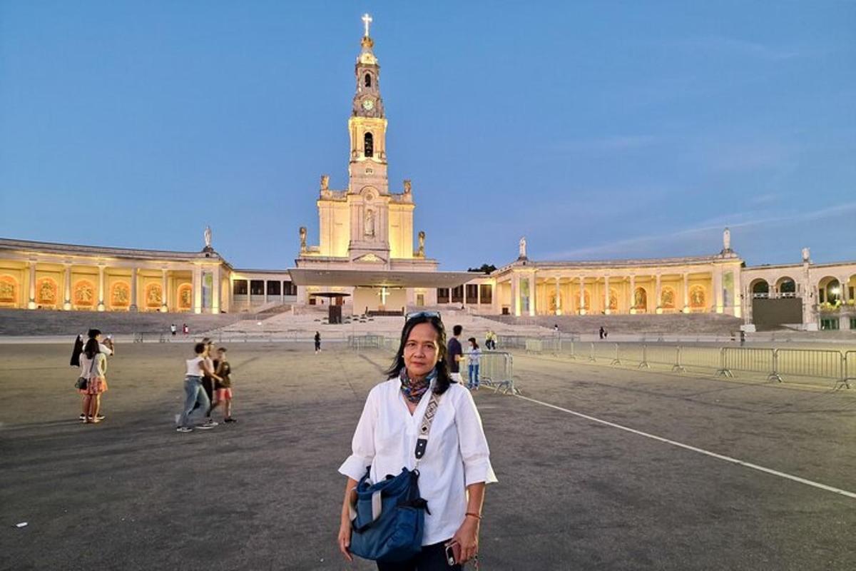 uma mulher parada em frente a um grande edifício