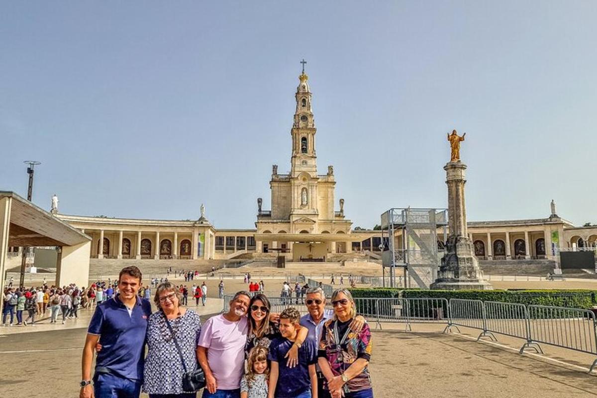um grupo de pessoas posando em frente a um prédio