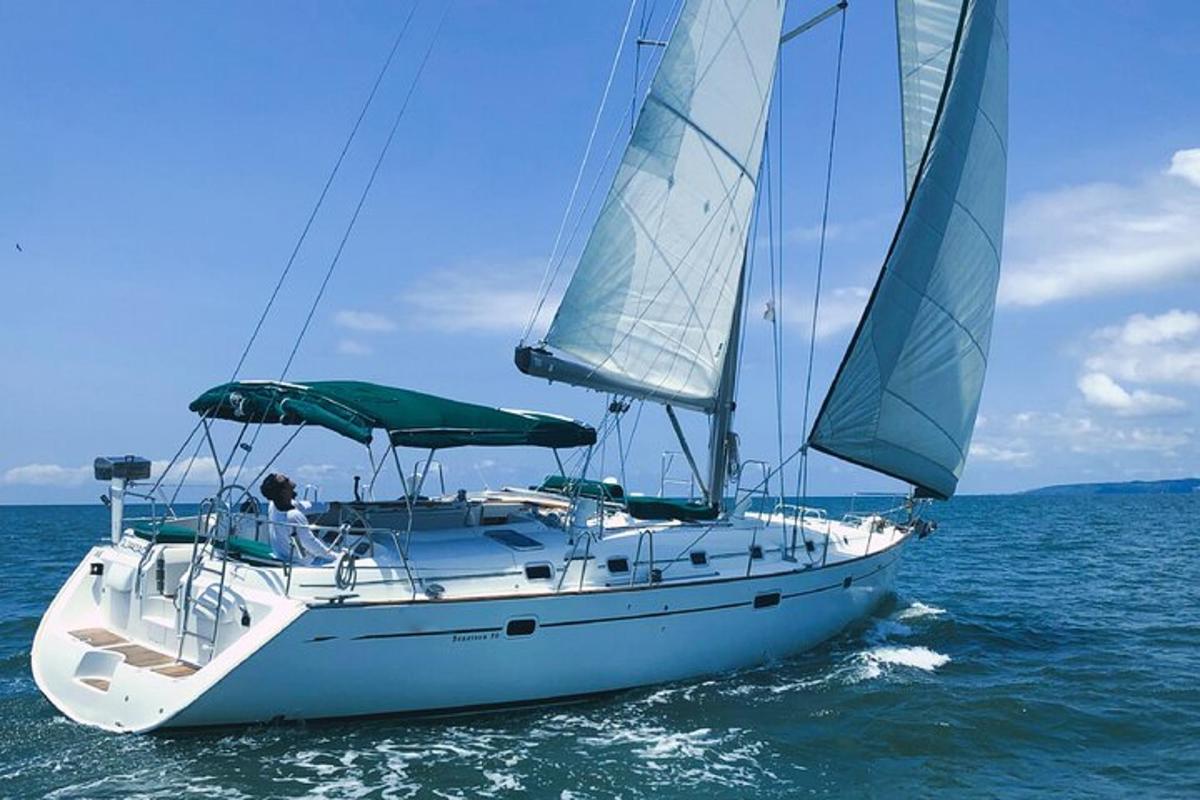 una barca a vela bianca nell'oceano sull'acqua