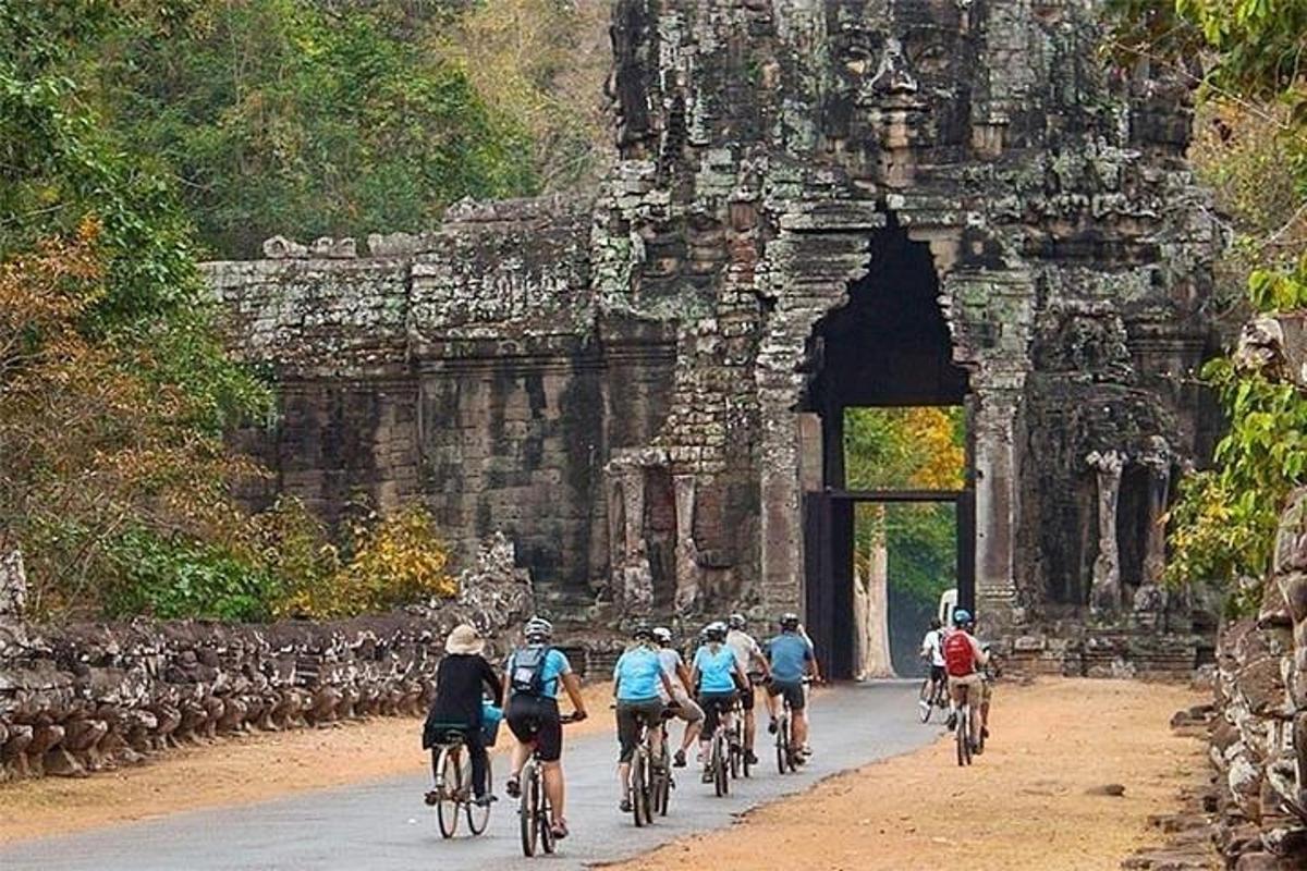 sekumpulan orang menunggang basikal melalui terowong