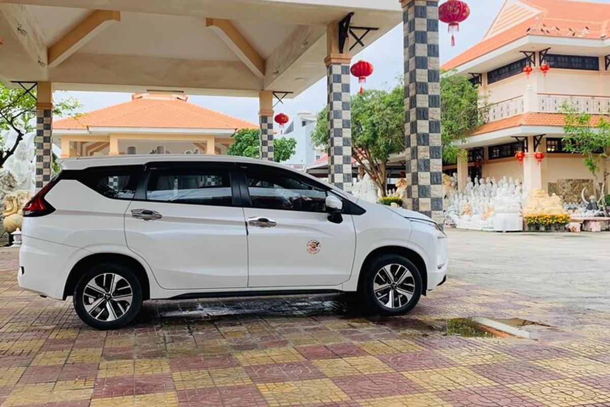 valge auto pargitud hoone ette