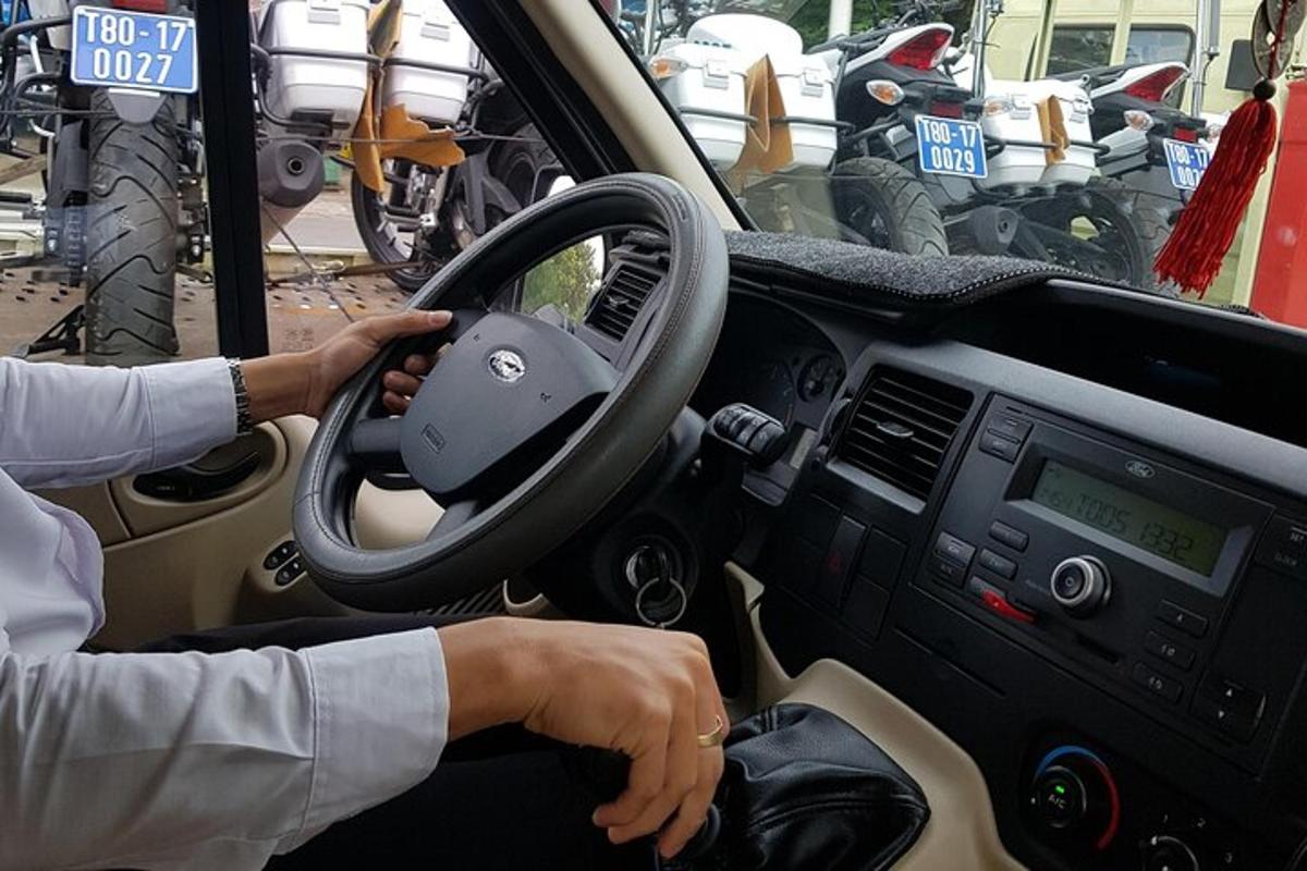 osoba držící volant auta