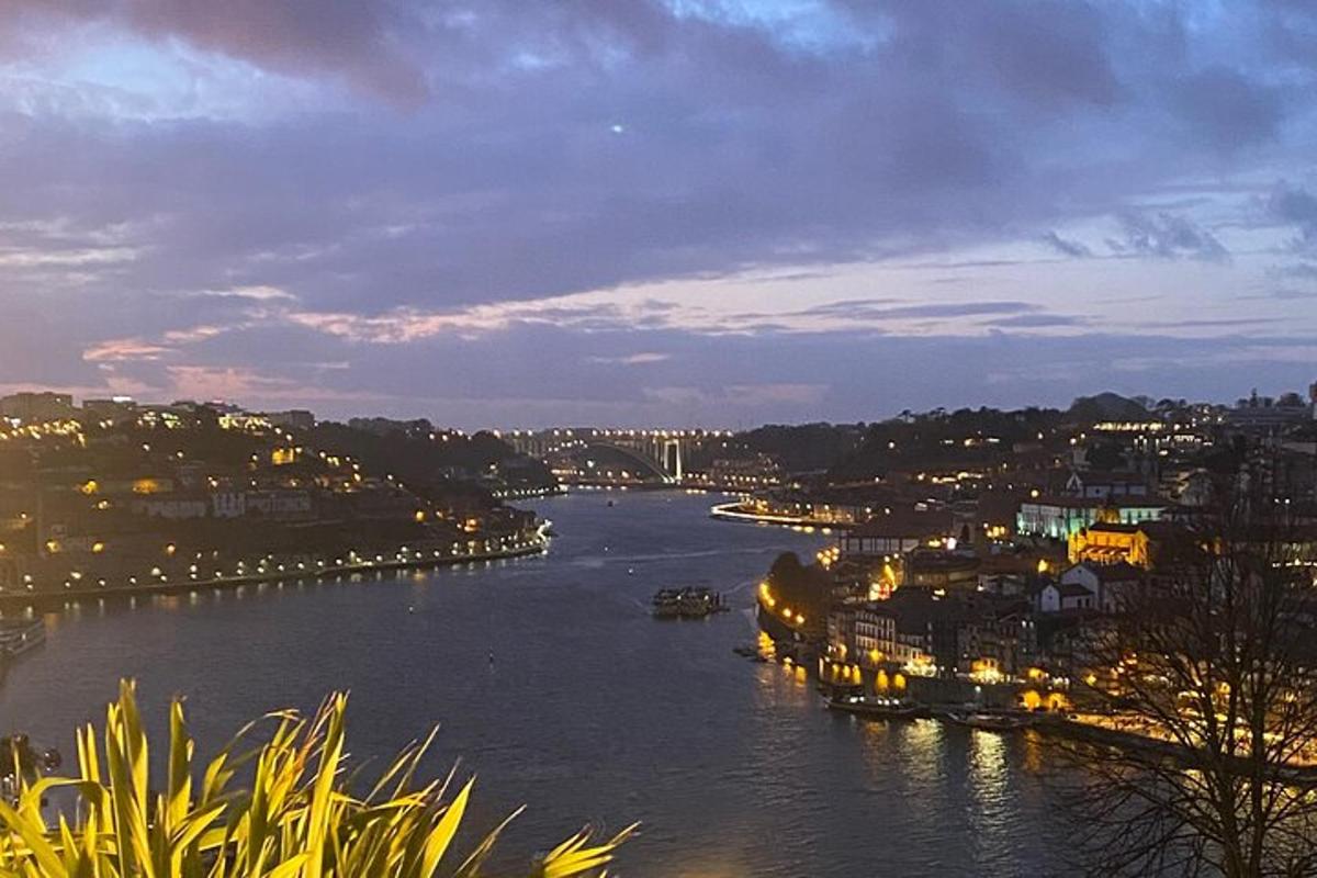 μια θέα ενός ποταμού με μια πόλη τη νύχτα