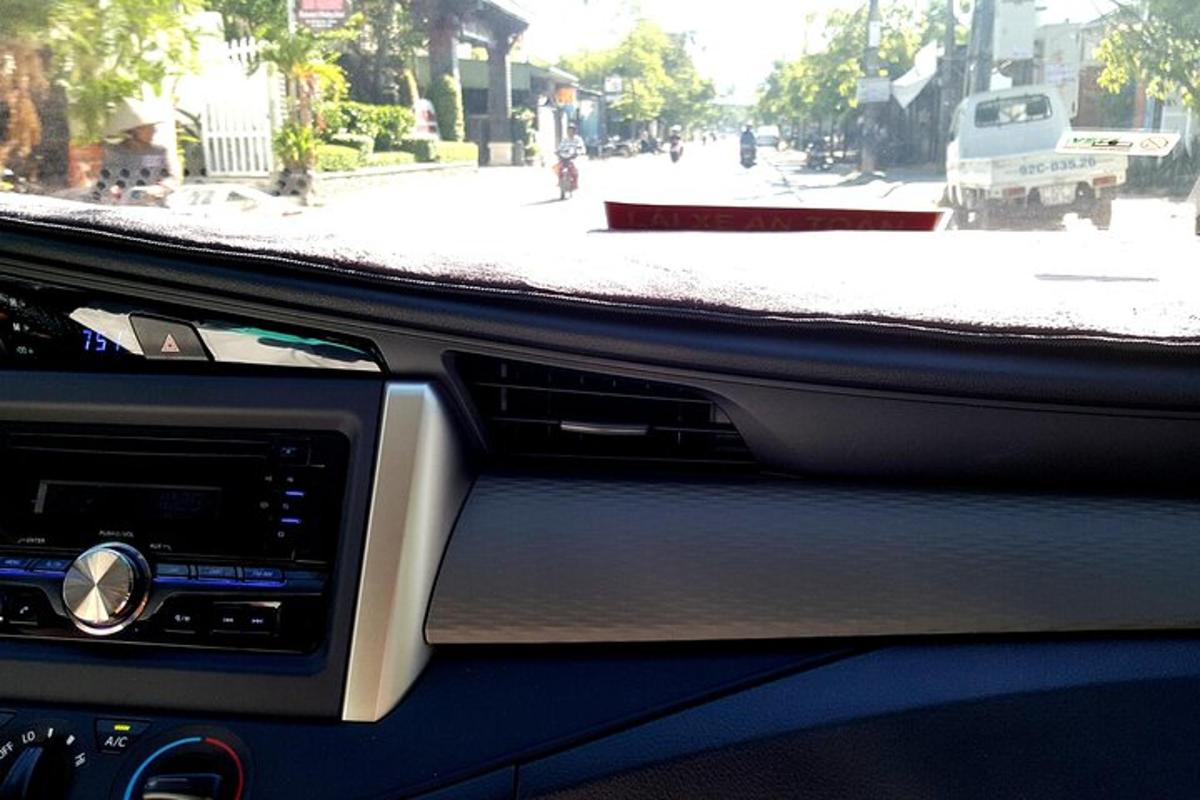 auto armatuurlaud tänavavaatega