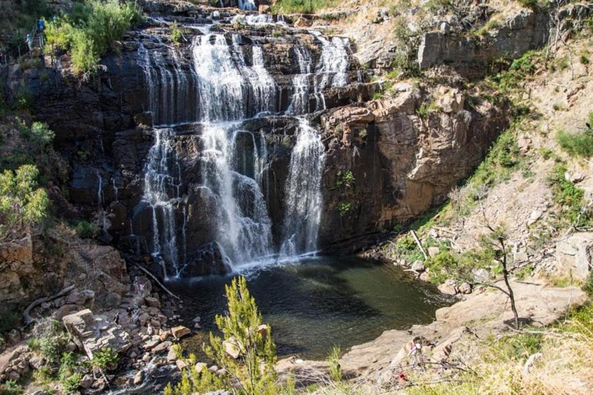 foss á hlið grýtts fjalls