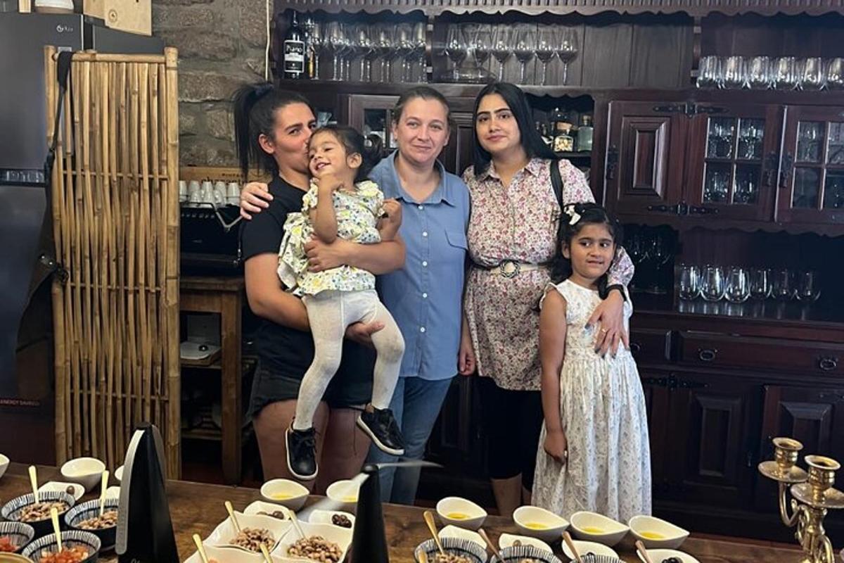 rodina pózující pro fotografii v restauraci