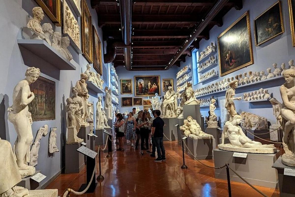 grupa ludzi oglądająca posągi w muzeum
