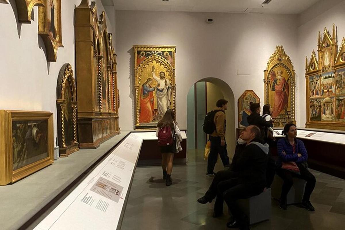 grupa ludzi oglądająca sztukę w muzeum