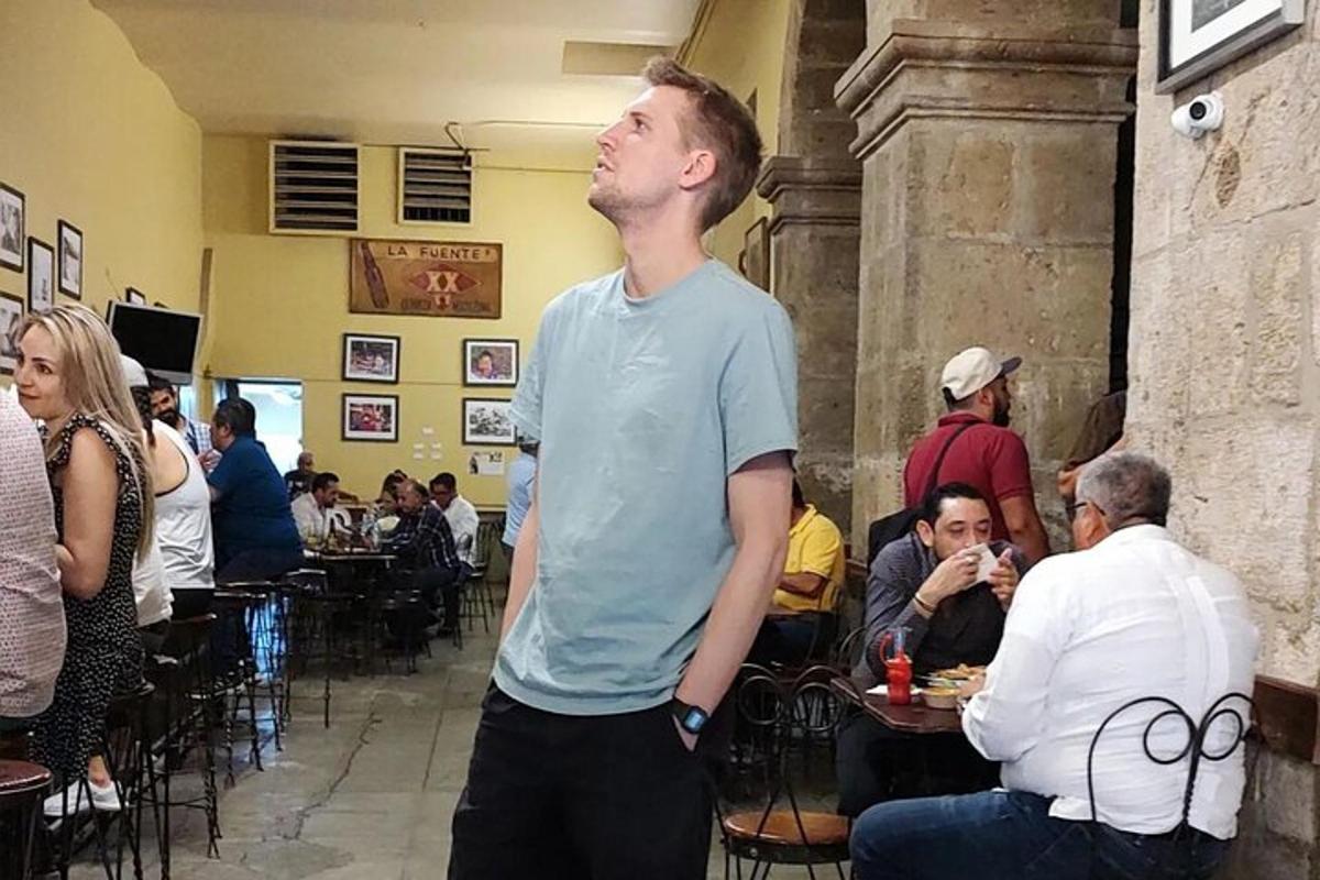 ένας άντρας που στέκεται μπροστά σε ένα πλήθος ανθρώπων