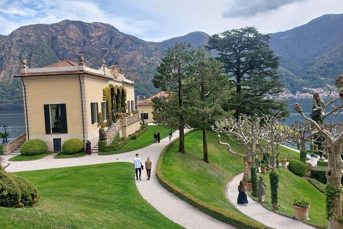 persone che camminano su un sentiero di fronte a un edificio