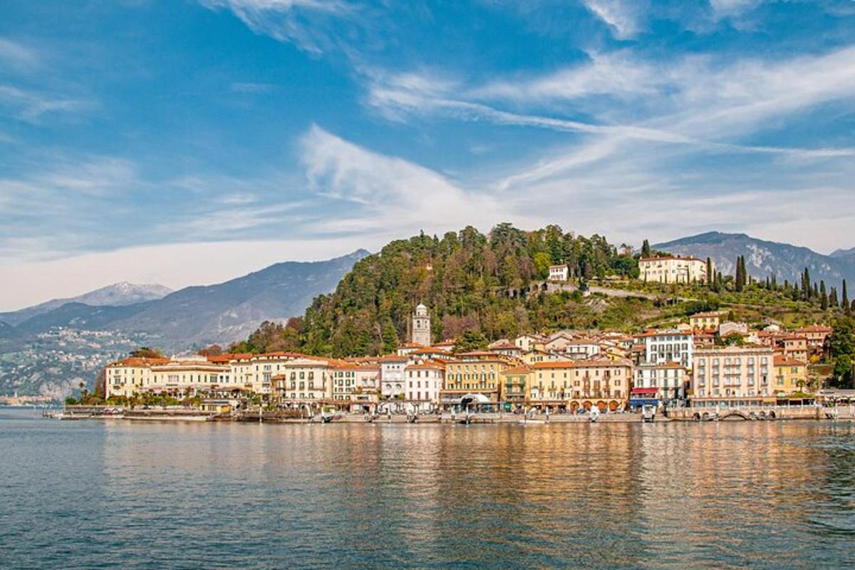 una città su una collina in mezzo all'acqua