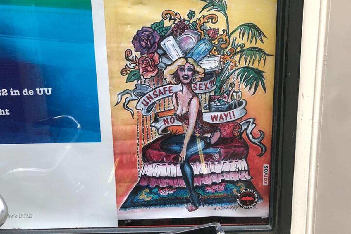 un poster di una donna seduta su una sedia