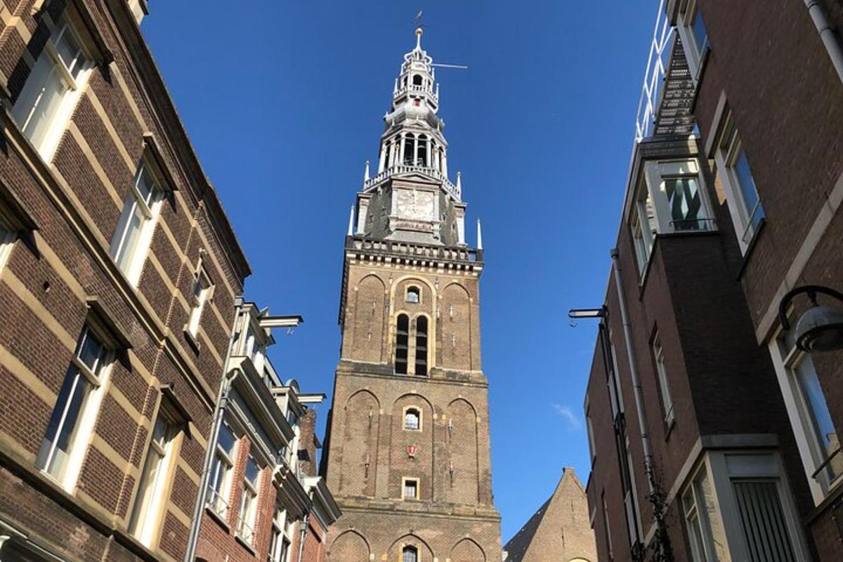 una torre alta con un orologio in cima