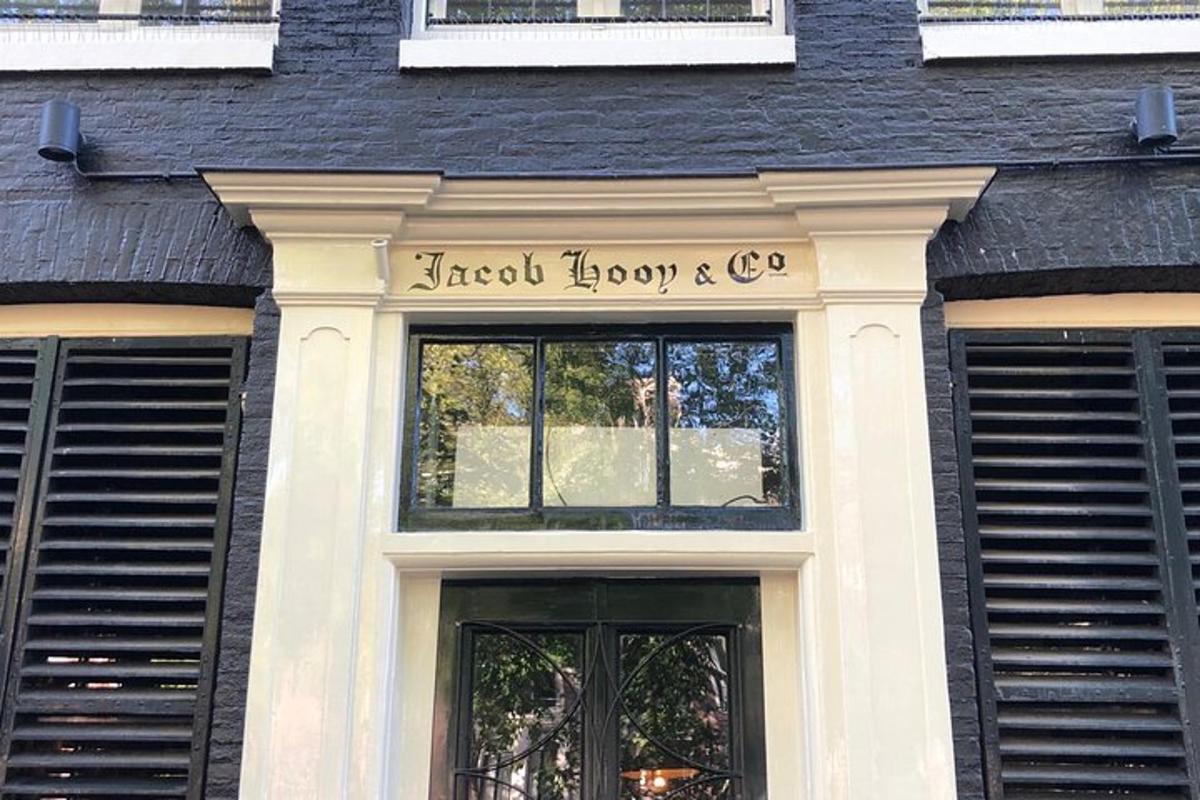 un cartello sopra una porta di un edificio