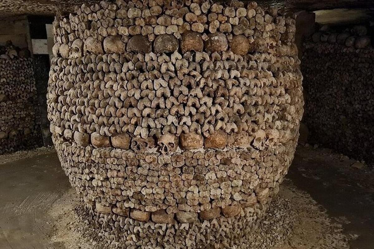 una gran pila de fusta apilada una sobre l'altra