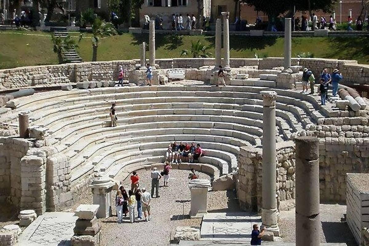 isang grupo ng mga taong naglalakad sa paligid ng amphitheater