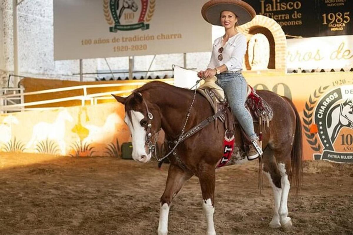 seorang wanita menunggang kuda dalam rodeo