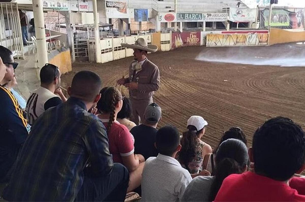 seorang lelaki berdiri di hadapan orang ramai