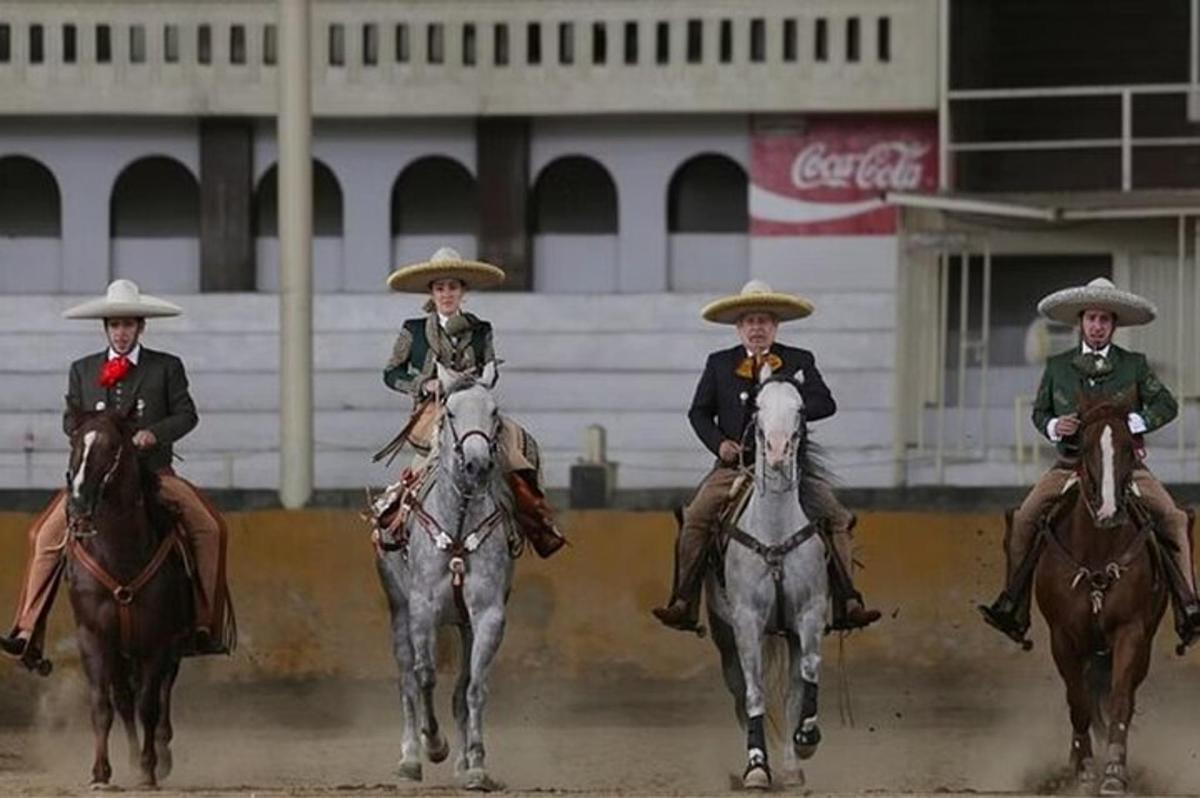 مجموعة من ثلاثة رجال يركبون الخيول