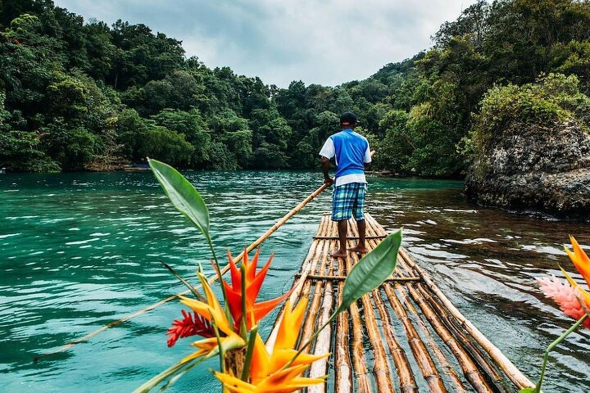 isang lalaki ang sumasagwan ng bangka sa isang ilog