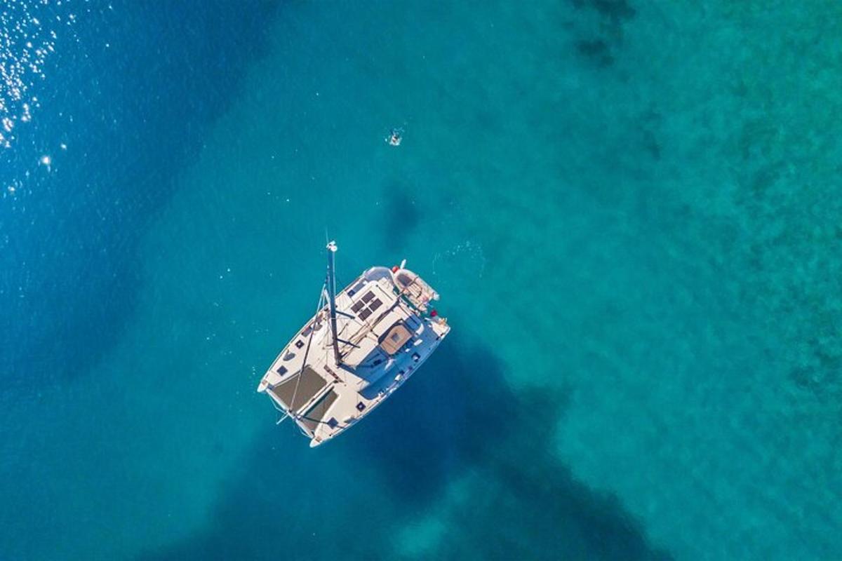 uma visão aérea de um barco na água
