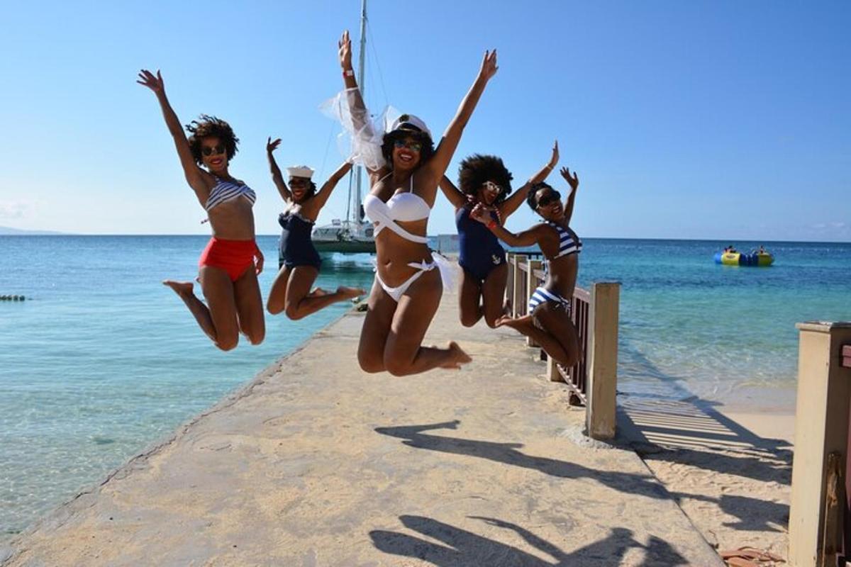 um grupo de meninas pulando no ar na praia