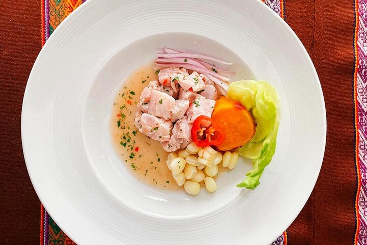 un plat de menjar amb pollastre i blat de moro a la taula