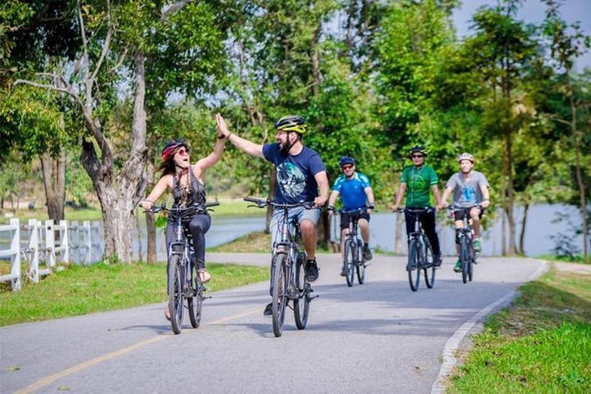 un grup de persones anant en bicicleta per una carretera
